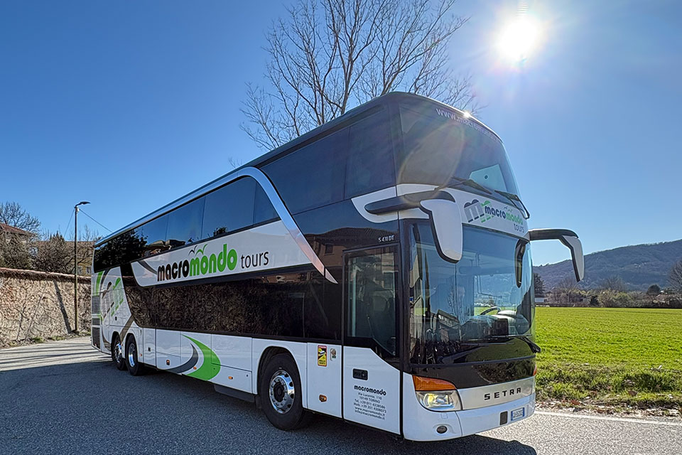 Noleggio bus con conducente: guida completa, costi e come scegliere